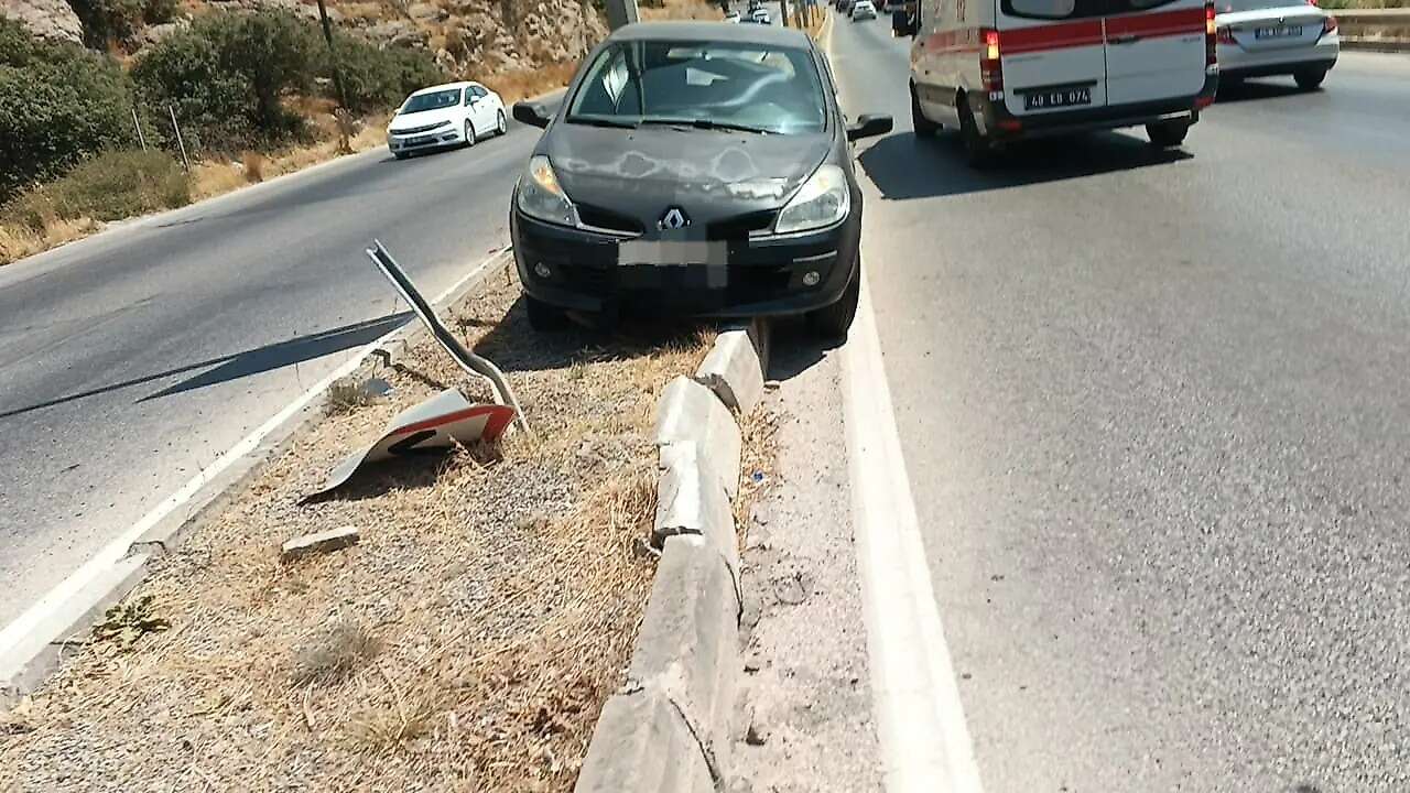 Muğla’da Refüje Çıkan Araç Aydınlatma Direğine Çarptı 1